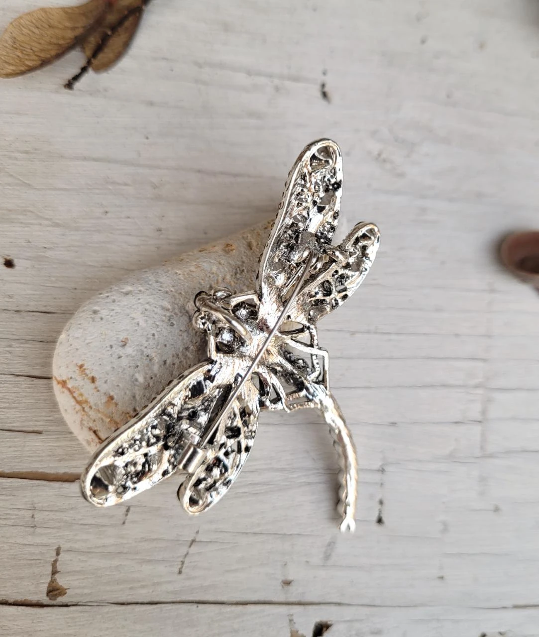 Een zilveren 925 bespottelde libellenvormige hanger met natuurlijke kristallen sprankjes.. – photo 7